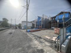 道幅が広く、車通勤の方や買い物などでの車の出し入れも楽々できて嬉しいですね。