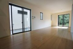 大きな窓のあるリビングは、陽光あふれる明るい空間です。居心地良く、ご家族皆がゆったり寛げる憩いの空間となりそうです。