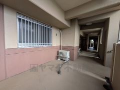 専用庭では、好きな花や植物を育てて楽しむことができ、戸建てに近い住み心地を実感できます