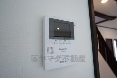 防犯性もばっちり、TVモニター付きインターフォン完備。大きなモニターで玄関先を確認できます。録画機能が付いているので不在時の訪問者も確認できて安心です^^