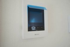 ドアを開けずに来訪者を確認できるモニター付インターフォン。防犯はもちろん、セールスマン対策にもなりますね＾＾