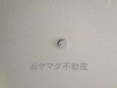 火災発生をいち早く知らせてくれる火災報知器は標準装備です。