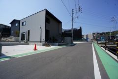前面道路は広々6.4ｍと、離合や駐車がスムーズにできます＾＾ 全棟カースペースは2台付き。洗車もゆったり。