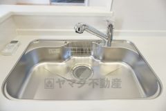 同仕様写真。広々とした凸型シンクに洗剤ポケットを標準装備。大きなお鍋など洗いやすいです。洗剤や石鹸、スポンジもすっきりできる収納付き。