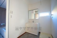 三面鏡つき洗面台。収納も一体型になっているので、ドライヤーやヘアアイロンの置き場に困りませんね。