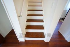 ご年配の方でも安心できる、手すり付き階段です＾＾段差も低めで設定されてますので安全性にも優れてますね＾＾