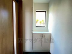 同仕様写真。たっぷり収納できるシューズボックスです。家族全員の靴がきれいに整頓できます。棚の上にお花や写真を飾っても良いですね。