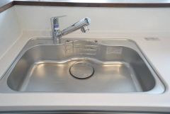 広々とした凸型シンクに洗剤ポケットを標準装備。大きなお鍋など洗いやすいです。洗剤や石鹸、スポンジもすっきりできる収納付き。