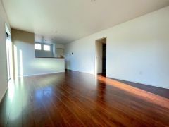 同仕様写真。家族が集まる開放的なリビング。約16.6帖の大空間で毎日のお食事が楽しみです＾＾思い思いの時間を過ごしたり、家族みんなで食事をしたり、素敵な団らんの場になりますね。