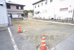 駐車スペースはゆとりある2台分を確保。マイカー用に、お客さま用に、余裕を持ってご利用いただけます。