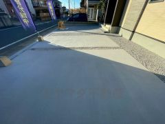 カースペースは停めやすい並列駐車3台付き。