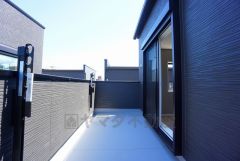 バルコニー＾＾お洗濯物も気持ちよく干せそうです。 テーブルとイスを置いてカフェタイムや日光浴、星を眺めたりも良いですね^^