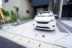駐車スペースはゆとりある2台分を確保。マイカー用に、お客さま用に、余裕を持ってご利用いただけます^^
