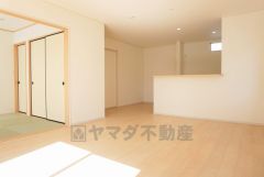 同仕様写真。対面式キッチンを中心としたリビングダイニングで家族の会話が弾みそうです。