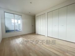 住む人のこだわりを活かす洋室＾＾日当たりがよく、寝室としての利用もおすすめ。広めのクローゼットもあり荷物もすっきり片付けれ、ゆとりのある暮らしが出来ます＾＾