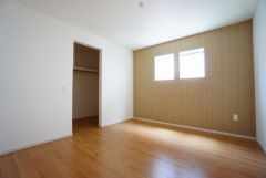 住む人のこだわりを活かす洋室＾＾日当たりがよく、寝室としての利用もおすすめ。広めのクローゼットもあり荷物もすっきり片付けれ、ゆとりのある暮らしが出来ます＾＾