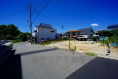 前面道路は交通量が少なく小さなお子様がいるご家庭も安心です。