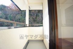 幅広のインナーバルコニーは洗濯物を守りやすく、眩しすぎる日差しも和らげます。