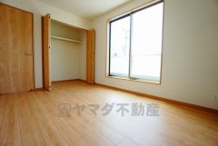 同仕様写真。住む人のこだわりを活かす洋室＾＾日当たりがよく、寝室としての利用もおすすめ。広めのクローゼットもあり荷物もすっきり片付けれ、ゆとりのある暮らしが出来ます＾＾