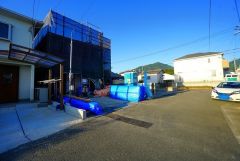 前面道路は公道南側約5.7ｍ。須恵IC入口まで車で約11分（3.3ｋｍ）