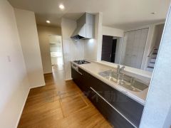 対面式カウンターキッチンでお子様の様子が見守れます。カウンタートップは耐熱性に優れており、日ごろのお掃除もふき取るだけでＯＫ。ステンレスシンクも簡単にお掃除できますよ。