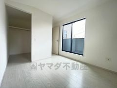 バルコニーに面した温もり溢れる明るいお部屋。室内はいつも明るい印象なので、毎日気持ちの良い朝を迎えられます。