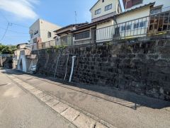 前面道路含む現地外観写真。