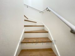 ご年配の方でも安心できる、手すり付き階段です＾＾段差も低めで設定されてますので安全性にも優れてますね＾＾