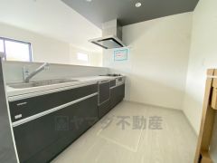 対面式カウンターキッチンでお子様の様子が見守れます。カウンタートップは耐熱性に優れており、日ごろのお掃除もふき取るだけでＯＫ。ステンレスシンクも簡単にお掃除できますよ。