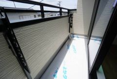広々としたバルコニー。 天気のいい日にはお布団もまとめて干せそうですね＾＾ 陽当たり、風通し良好です＾＾