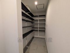 たっぷり収納できるシューズボックスです。家族全員の靴がきれいに整頓できます。棚の上にお花や写真を飾っても良いですね。