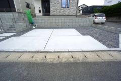 駐車スペースはゆとりある2台分を確保。マイカー用に、お客さま用に、余裕を持ってご利用いただけます。