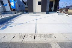 駐車スペースはゆとりある2台分を確保。マイカー用に、お客さま用に、余裕を持ってご利用いただけます。