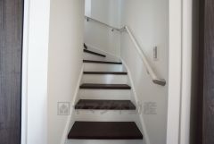 小さなお子様やご高齢の方でも安心できる、手すり付き階段。段差も低めで設定されており、安全性にも優れています。