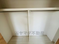 ハンガーパイプ付で散らかりがちな洋服類もきれいに整理できます。使用頻度が少ないものは枕棚の上に、足元には3段ボックスを置いて、フル活用できるクローゼットです＾＾