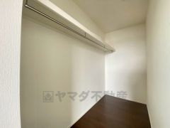収納力豊富なウォークインクローゼット付き。洋服や小物などを1箇所にまとめて美しい収納を実現します。