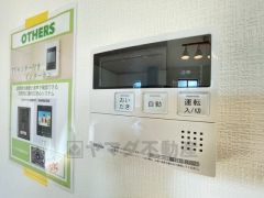 給湯器リモコンはキッチン横からボタンひとつで操作が楽々。通話ボタン付きでお子様とも会話ができて安心です。