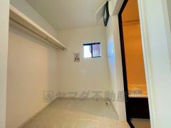 きれいに整頓できますね。落ち着いたホワイトトーンの扉なので、観葉植物を置いてもおしゃれですね。