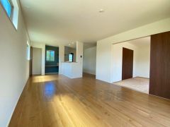 家族が集まる開放的なリビング。約18.2帖の大空間で毎日のお食事が楽しみです＾＾思い思いの時間を過ごしたり、家族みんなで食事をしたり、素敵な団らんの場になりますね。