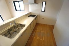 同仕様写真。対面式カウンターキッチンでお子様の様子が見守れます。カウンタートップは耐熱性に優れており、日ごろのお掃除もふき取るだけでＯＫ。ステンレスシンクも簡単にお掃除できますよ。