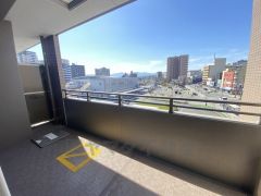 バルコニーから広がる開放的な眺望。視界が抜けており、心地よい景色が楽しめます＾＾