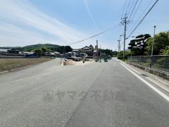 前面道路は大型車両の交通も少なく静かで快適な生活を送れます＾＾ 前面道路は6ｍ以上と駐車がスムーズにできます＾＾