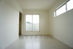 同仕様写真。住む人のこだわりを活かす洋室＾＾日当たりがよく、寝室としての利用もおすすめ。広めのクローゼットもあり荷物もすっきり片付けれ、ゆとりのある暮らしが出来ます＾＾