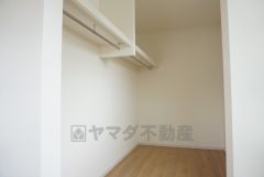 同仕様写真。ハンガーパイプ付で散らかりがちな洋服類もきれいに整理できます。使用頻度が少ないものは枕棚の上に、足元には3段ボックスを置いて、フル活用できるクローゼットです＾＾