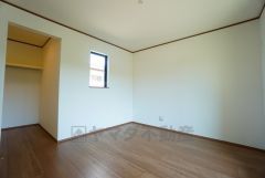 住む人のこだわりを活かす洋室＾＾日当たりがよく、寝室としての利用もおすすめ。広めのクローゼットもあり荷物もすっきり片付けれ、ゆとりのある暮らしが出来ます＾＾