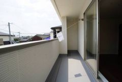 お洗濯物を干すスペースとしても十分な広さがあります。  お天気の良い日はお洗濯物がよく乾きそうな日当たり良好のインナーバルコニーです＾＾