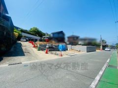 前面道路含む現地外観写真。 カースペースはゆとりのある停めやすい並列駐車3台駐車できます＾＾ お気軽にお問い合わせください＾＾