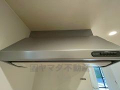 調理により発生する油煙や臭いを吸い込み、屋外へ排気してくれます。