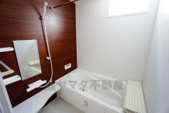同仕様写真。1日の疲れを癒すくつろぎのバスルーム。足を伸ばしてもゆったりと入れるサイズです。お子様と一緒にお風呂に入っても狭くないですね^^