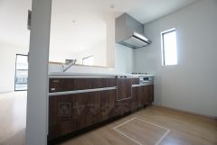 同仕様写真。対面式カウンターキッチンでお子様の様子が見守れます。カウンタートップは耐熱性に優れており、日ごろのお掃除もふき取るだけでＯＫ。ステンレスシンクも簡単にお掃除できますよ。